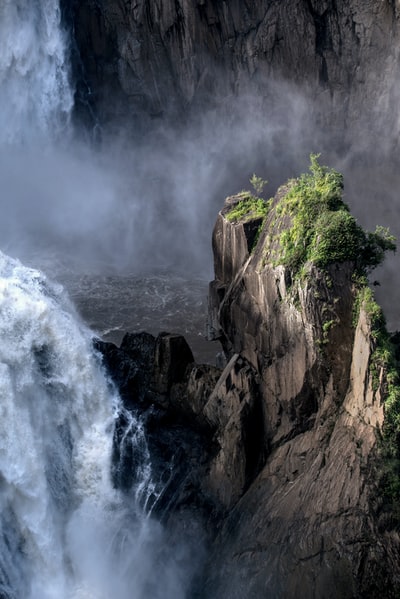 白天水边青山